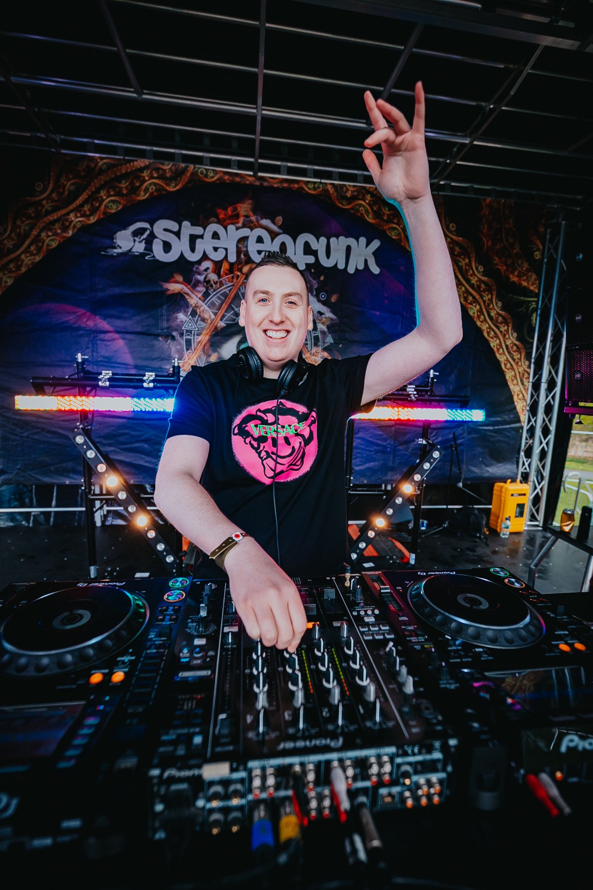 Jack Diamond performing live